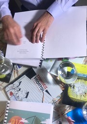 Το μενού του καφέ/εστιατορίου της «σχεδίας» σε κώδικα Μπράιγ