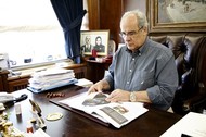 «Οι µισοί υπουργοί δεν κάνουν ούτε γι' αντιδήµαρχοι». Συνέντευξη του Δηµάρχου Πειραιά Β. Μιχαλολιάκου στη Μαρία Ψαρά